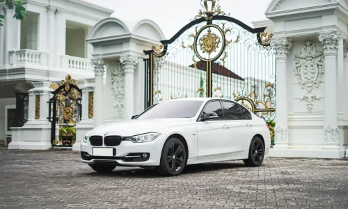 BMW 320i White Erlangga