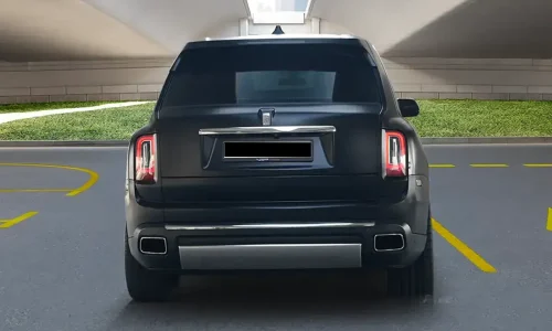 black Rolls Royce Cullinan 4